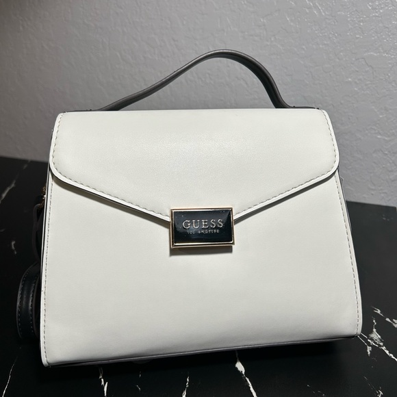 White Guess crossbody with long black shoulder strip brand new. - Picture 3 of 3